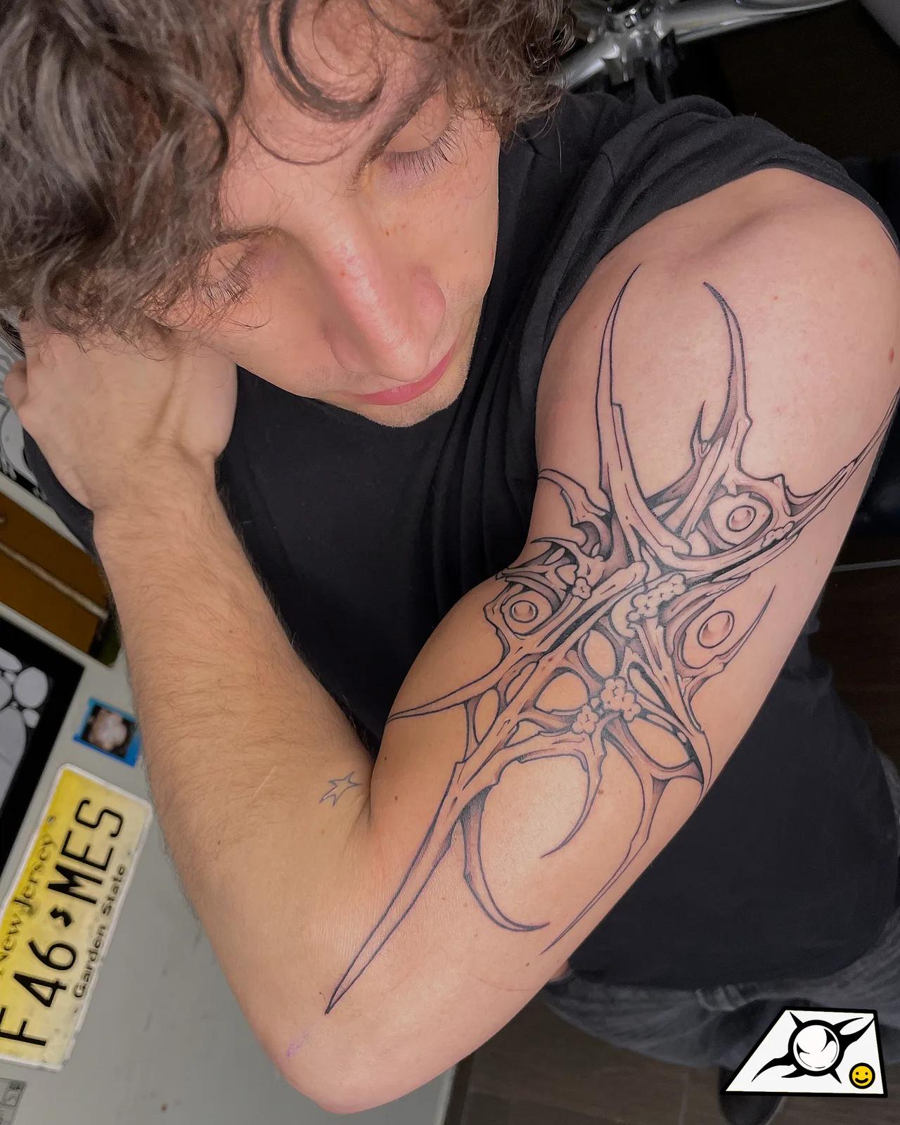 Tatuaje cybersigilism en Quito, Ecuador — SUXU Tattoo