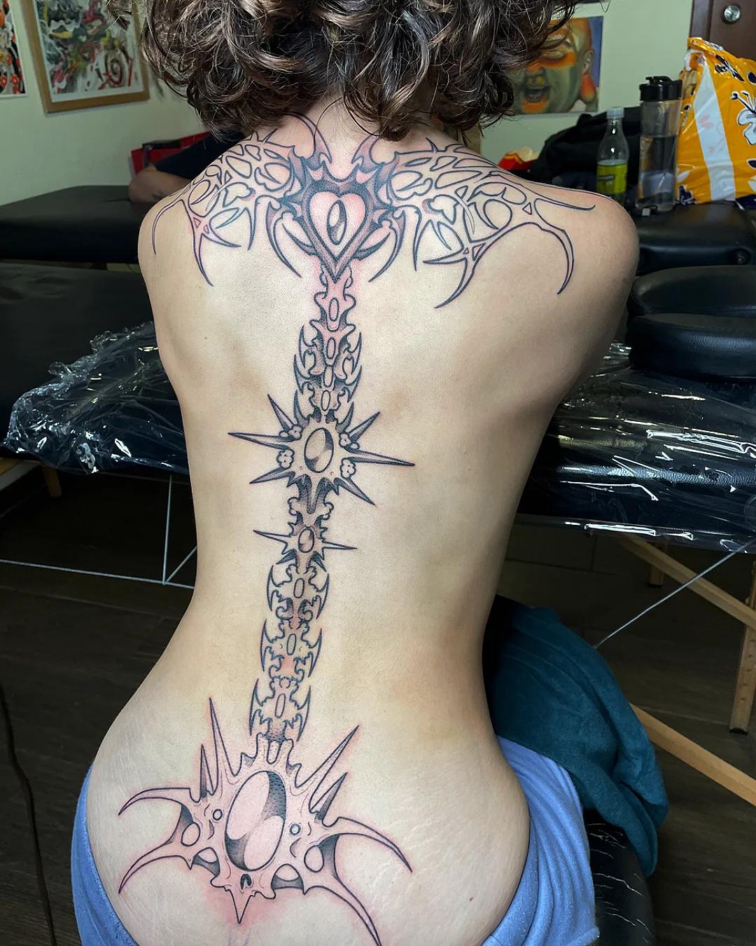 Tatuaje blackwork en Quito, Ecuador — SUXU Tattoo